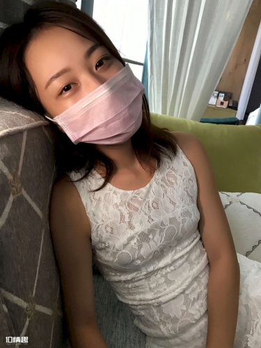 美女请